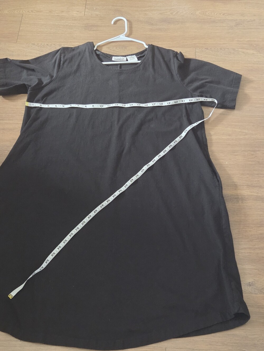 Minimalist Black Short Sleeve Midi Dress - Picture 4 of 6